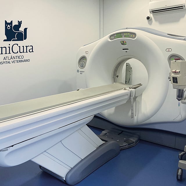 Uma máquina em uma sala.