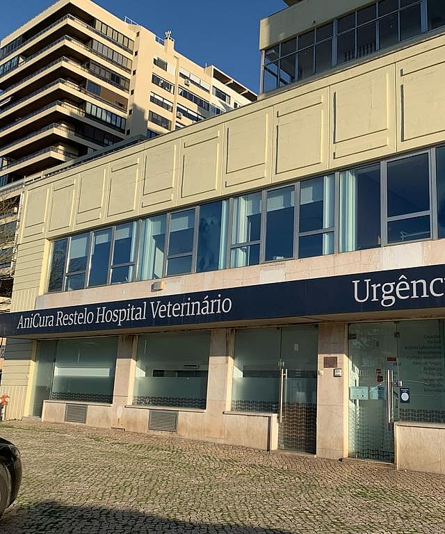 Um prédio com uma placa na frente.