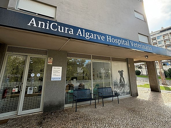 Um prédio com uma placa na frente.