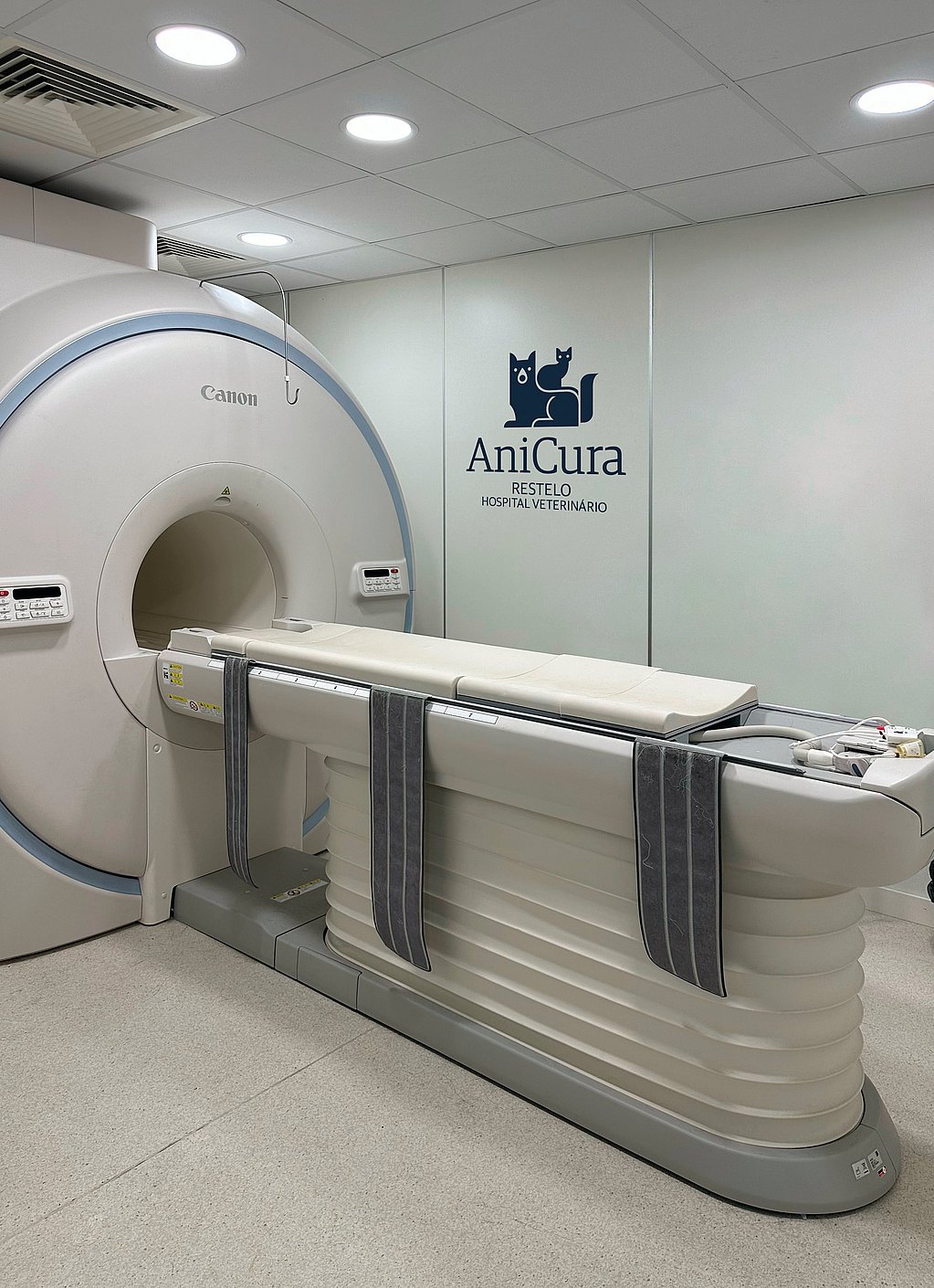 Uma máquina em uma sala.
