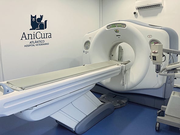 Uma máquina em uma sala.